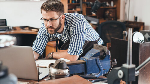 Handwerker-vor-Laptop-119404519-FO-mavoimages