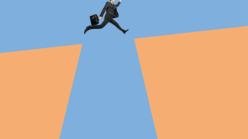 Anzugtraeger-springt-ueber-Schlucht-165171653-FO-peshkova