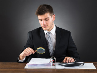 Anzugtraeger-Dokumente-Lupe-92620088-FO-Andrey-Popov