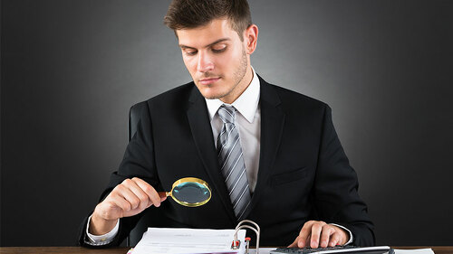 Anzugtraeger-Dokumente-Lupe-92620088-FO-Andrey-Popov