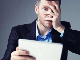 Anzugtraeger-mit-Tablet-entsetzt-50062625-FO-baranq