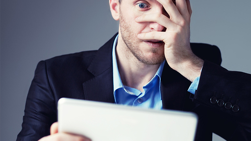 Anzugtraeger-mit-Tablet-entsetzt-50062625-FO-baranq