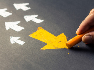 Hand-zeichnet-entgegengesetzten-Pfeil-87045285-FO-patpitchaya