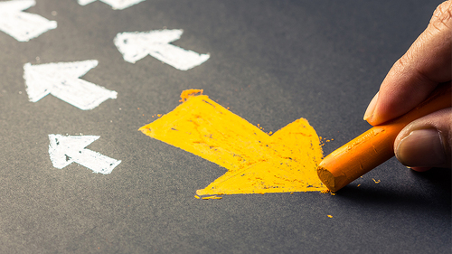 Hand-zeichnet-entgegengesetzten-Pfeil-87045285-FO-patpitchaya