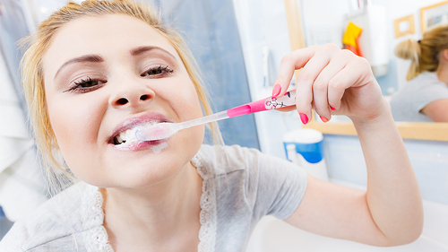 Frau-putzt-Zaehne-181862882-FO-anetlanda