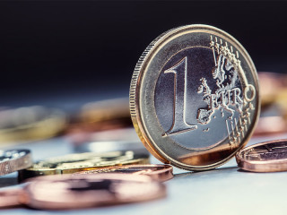 Euro-steht-auf-Rand-160599502-FO-weyo