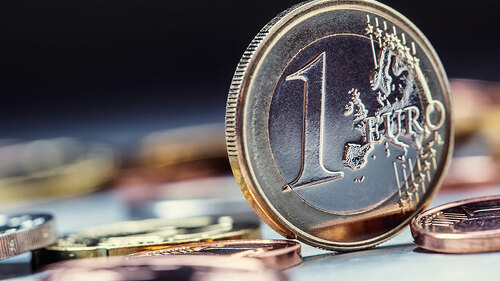 Euro-steht-auf-Rand-160599502-FO-weyo