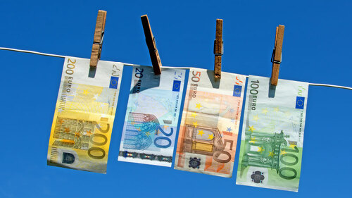 Geldscheine-an-Waescheleine-56724367-FO-M-Schuppich