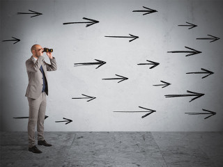 Anzugtraeger-Fernglas-Pfeile-121301089-FO-alphaspirit