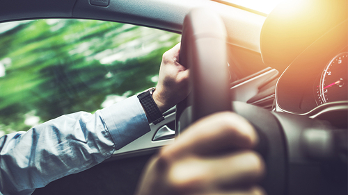 Fahrer-Haende-Lenkrad-167402610-FO-Tomasz-Zajda