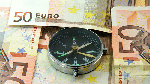 Kompass-auf-Geldscheinen-6882497-FO-Vangelis-Thomaidis