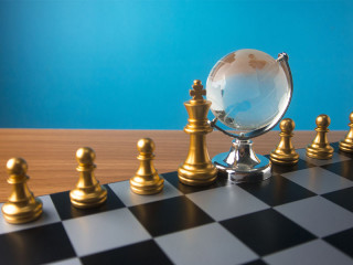 Globus-auf-Schachbrett-171934880-FO-issaronow