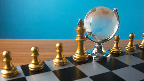 Globus-auf-Schachbrett-171934880-FO-issaronow