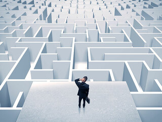 Anzugtraeger-vor-Labyrinth-151691253-FO-ra2-studio