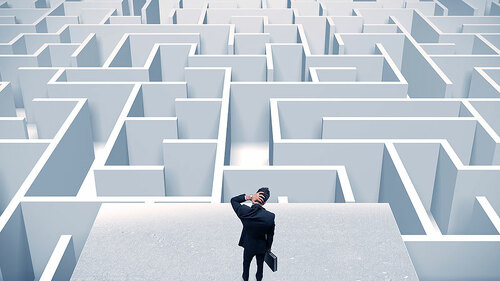Anzugtraeger-vor-Labyrinth-151691253-FO-ra2-studio