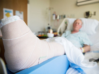 Mann-Krankenbett-Gipsbein-124935521-FO-Mat-Hayward