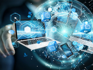 Anzugtraeger-Cyberspace-Endgeraete-170930178-FO-sdecoret