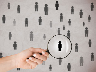 Hand-Lupe-Koepfe-116116883-FO-ruigsantos