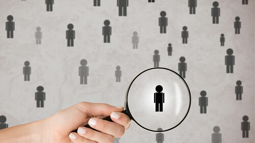 Hand-Lupe-Koepfe-116116883-FO-ruigsantos