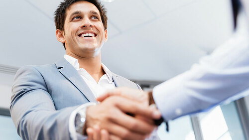 Anzugtraeger-Handshake-173609659-FO-Sergey-Nivens