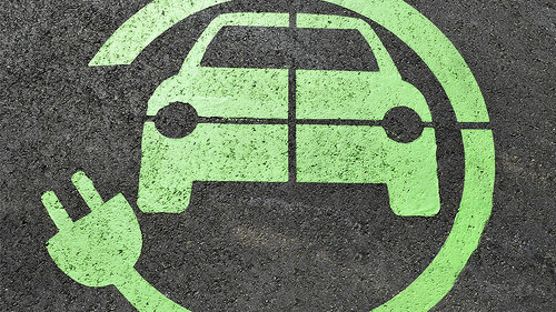 Elektro-Auto-Symbol-auf-Asphalt-2301604-PB-paulbr75