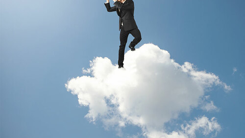 Anzugtraeger-mit-Fernrohr-auf-Wolke-51182643-FO-alphaspirit