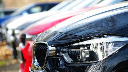 Autos-in-Reihe-97876580-FO-Wellnhofer-Designs