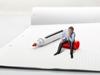 Anzugtraeger-auf-Rotstift-72836455-FO-Nomad-Soul