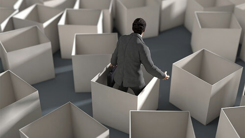 Anzugtraeger-in-Karton-143069019-FO-Photobank