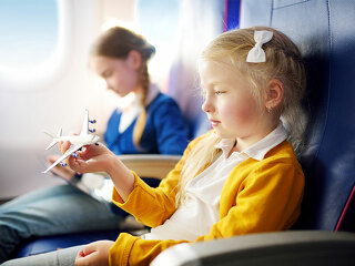 Kinder-in-Flugzeug-180285286-FO-MNStudio