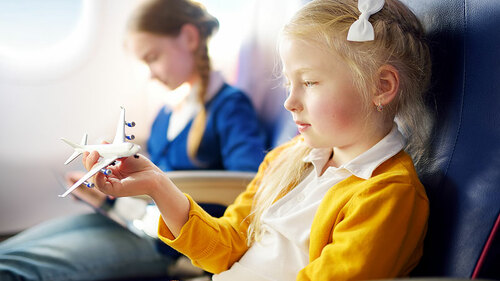 Kinder-in-Flugzeug-180285286-FO-MNStudio
