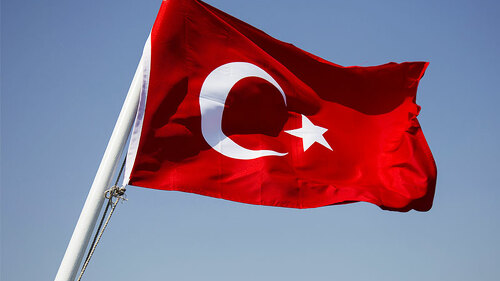 Tuerkische-Flagge-2373370-PB-Engin-Akyurt