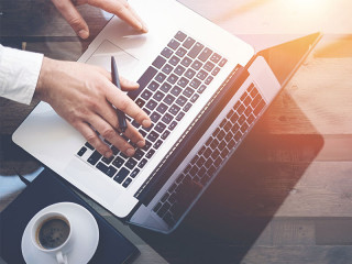 Anzugtraeger-Laptop-142126681-FO-SFIO-CRACHO