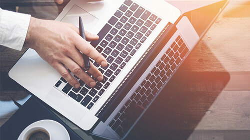 Anzugtraeger-Laptop-142126681-FO-SFIO-CRACHO