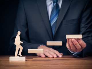 Anzugtraeger-Mann-Treppe-181288575-FO-Jakub-Jirsák