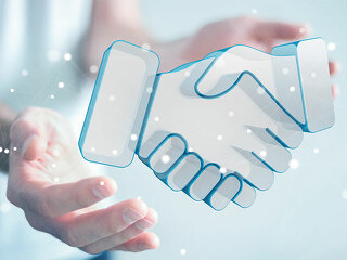 Frau-haende-handshake-digital-177666305-FO-sdecoret
