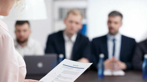 Frau-Anzugtraeger-Bewerbungsgespraech-164285256-FO-Photographee-eu