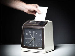 Hand-Zettel-Stechuhr-45269612-FO-tiero