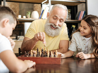 Senior-Junge-Maedchen-Schach-170233983-FO-zinkevych