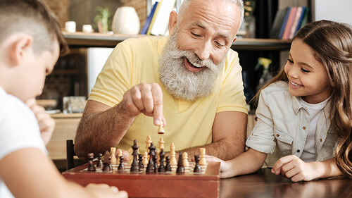 Senior-Junge-Maedchen-Schach-170233983-FO-zinkevych