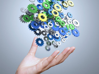 Hand-Zahnraeder-71559230-FO-everythingpossible