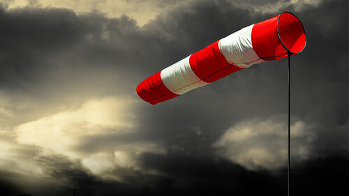 Windsack-vor-Gewitterwolken-95538276-FO-by-studio