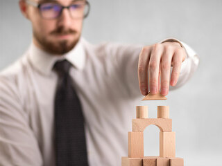 Anzugtraeger-baut-Turm-179314472-FO-ra2-studio