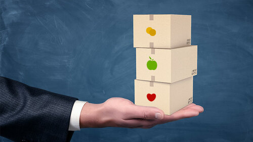 Anzugtraeger-Hand-Pakete-158688926-FO-gearstd