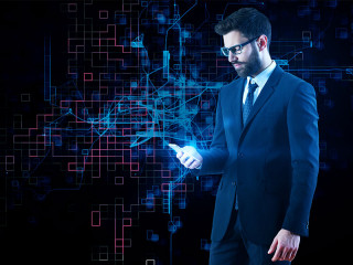 Anzugtraeger-Smartphone-Netzwerk-181226588-FO-peshkova