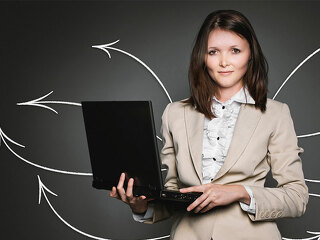 Anzugtraegerin-Laptop-Pfeile-2697949-PB-FotografieLink