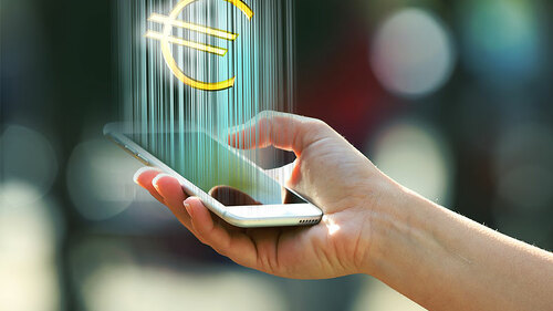 Hand-Smartphone-Euro-106216192-FO-Africa-Studio