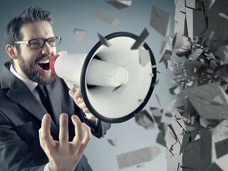 Anzugtraeger-Megaphon-82770429-FO-konradbak