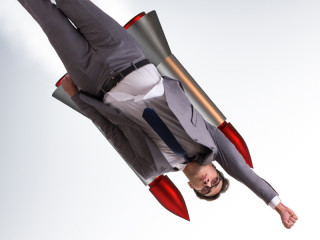 Anzugtraeger-Rakete-auf.Ruecken-133446760-FO-Elnur