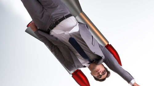 Anzugtraeger-Rakete-auf.Ruecken-133446760-FO-Elnur